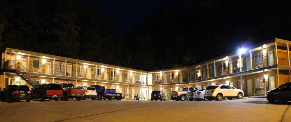 Deadwood Station Bunkhouse And Gambling Hall Motell Exteriör bild